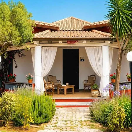 With Large Private Outdoor Space And Shared Swimming Pool Сasa de vacaciones