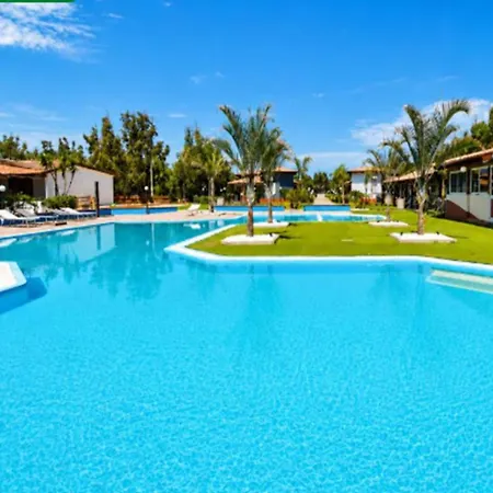 With Large Private Outdoor Space And Shared Swimming Pool Сasa de vacaciones *