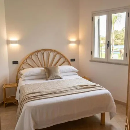 With Large Private Outdoor Space And Shared Swimming Pool Сasa de vacaciones