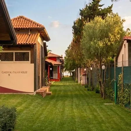 Сasa de vacaciones With Large Private Outdoor Space And Shared Swimming Pool