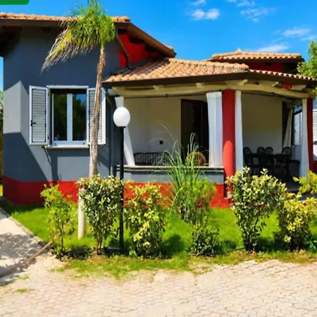 Сasa de vacaciones With Large Private Outdoor Space And Shared Swimming Pool Nicotera