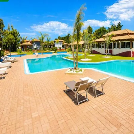 With Large Private Outdoor Space And Shared Swimming Pool Сasa de vacaciones Nicotera