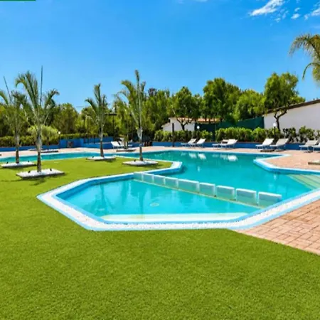 Сasa de vacaciones With Large Private Outdoor Space And Shared Swimming Pool
