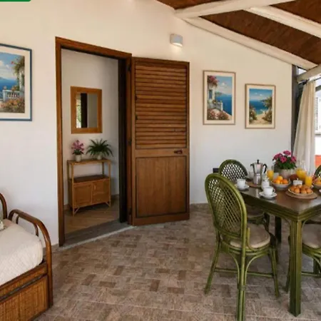 With Large Private Outdoor Space And Shared Swimming Pool Сasa de vacaciones Nicotera