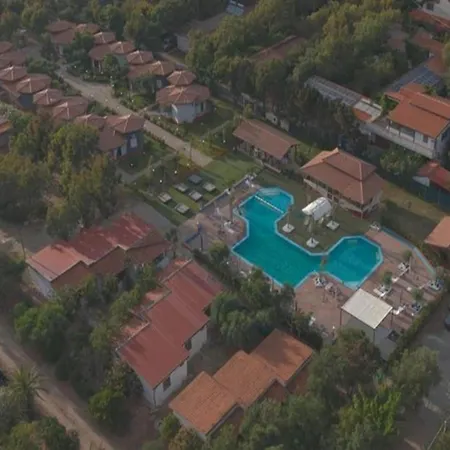 With Large Private Outdoor Space And Shared Swimming Pool Сasa de vacaciones Nicotera